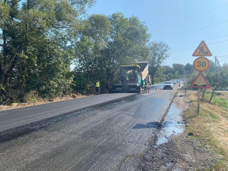 Цього тижня в Прикарпатті проводяться ремонтні роботи на трьох автомобільних шляхах місцевого значення.