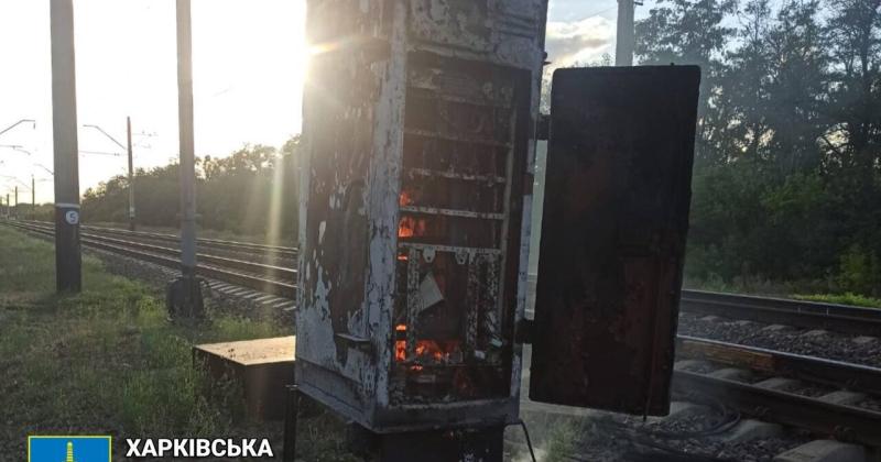 У Харківській області підозрюють неповнолітнього у здійсненні підпалу шаф Укрзалізниці. ФОТО.