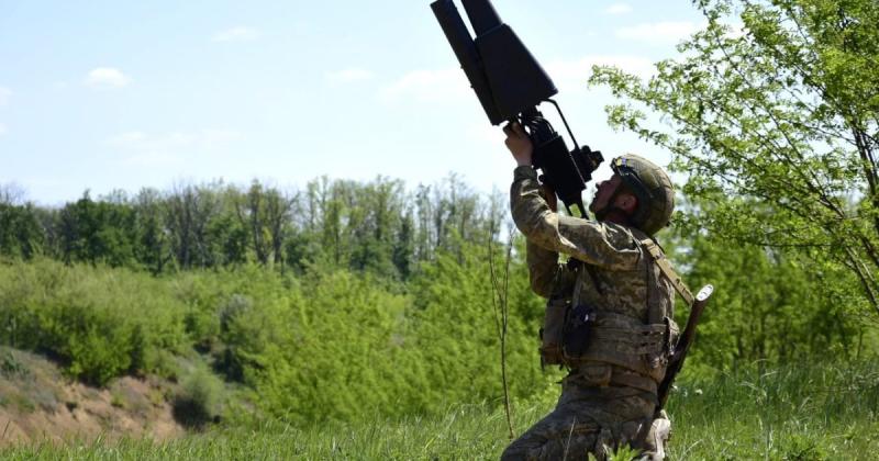 Додаткова винагорода за специфіку виконання службових обов'язків: які військовослужбовці мають право на її отримання.