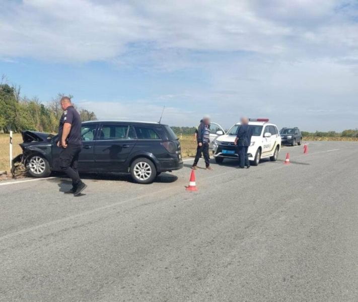 Внаслідок дорожньо-транспортної пригоди на Харківщині одна особа загинула, а ще чотири отримали травми. Фотознімки з місця події.