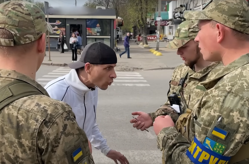 В Одесі зафіксували ситуацію, коли місцеві жителі втручалися, щоб відстояти чоловіка від представників ТЦК. На місці події була викликана швидка допомога, і все це потрапило на відео.