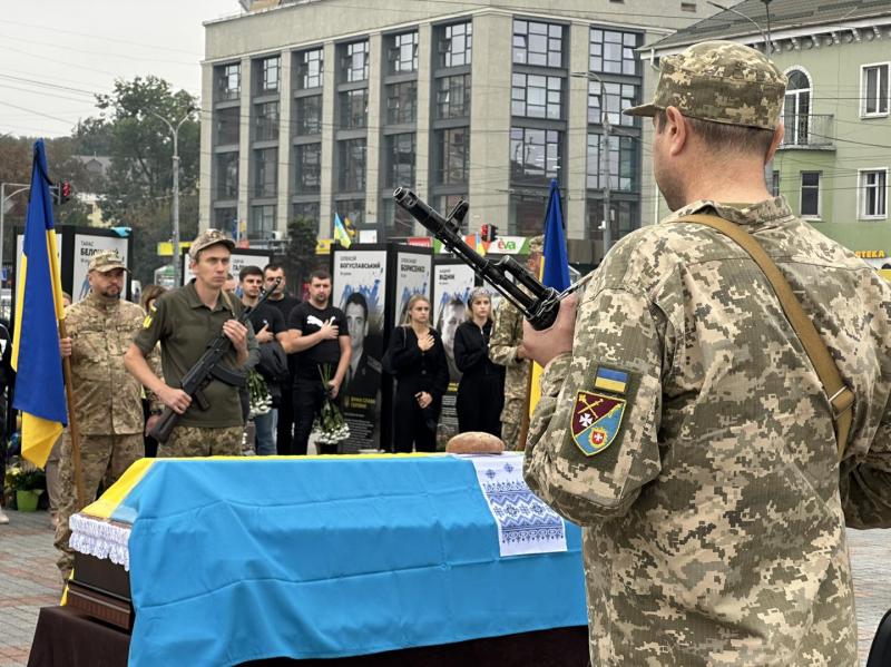 Рівне вшанувало пам'ять командира взводу зв'язку. Місто - Актуальні новини Рівного та регіону -- Рівне Вечірнє.