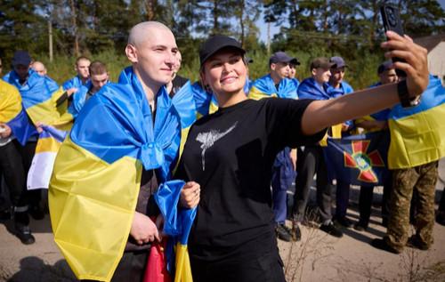 Звільнені з полону військовослужбовці Збройних Сил України отримують інформацію про бойові дії в Курській області та новини щодо винищувачів F-16: їхня реакція безцінна.