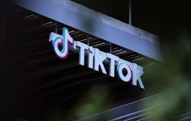 TikTok заборонив акаунти, що поширюють російську пропаганду, повідомляють ЗМІ.