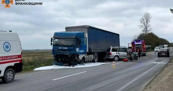 У районі Івано-Франківська водій легкового автомобіля зіткнувся з вантажівкою, внаслідок чого загинув.