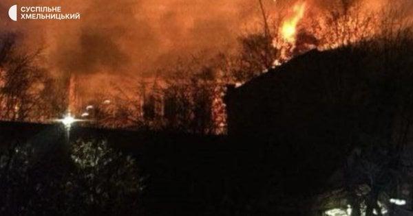 У Хмельницькому сталася велика пожежа в приміщенні колишнього музичного училища.